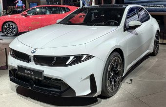 BMW 8세대 3시리즈 공개…‘노이에 클라세’로 확 바뀐 상징, 전기는 i3·가솔린은 48V로 갈라섰다