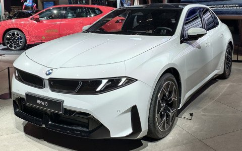 BMW 8세대 3시리즈 공개…‘노이에 클라세’로 확 바뀐 상징, 전기는 i3·가솔린은 48V로 갈라섰다
